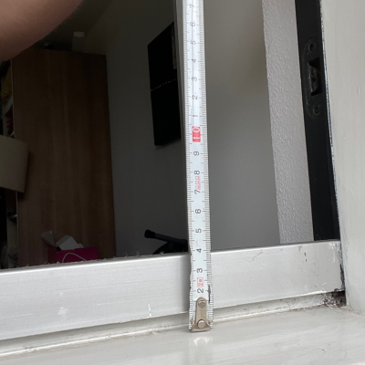 Hoogte-meten-klemhor-voor-de-dorpel-houten-kozijn beschrijving